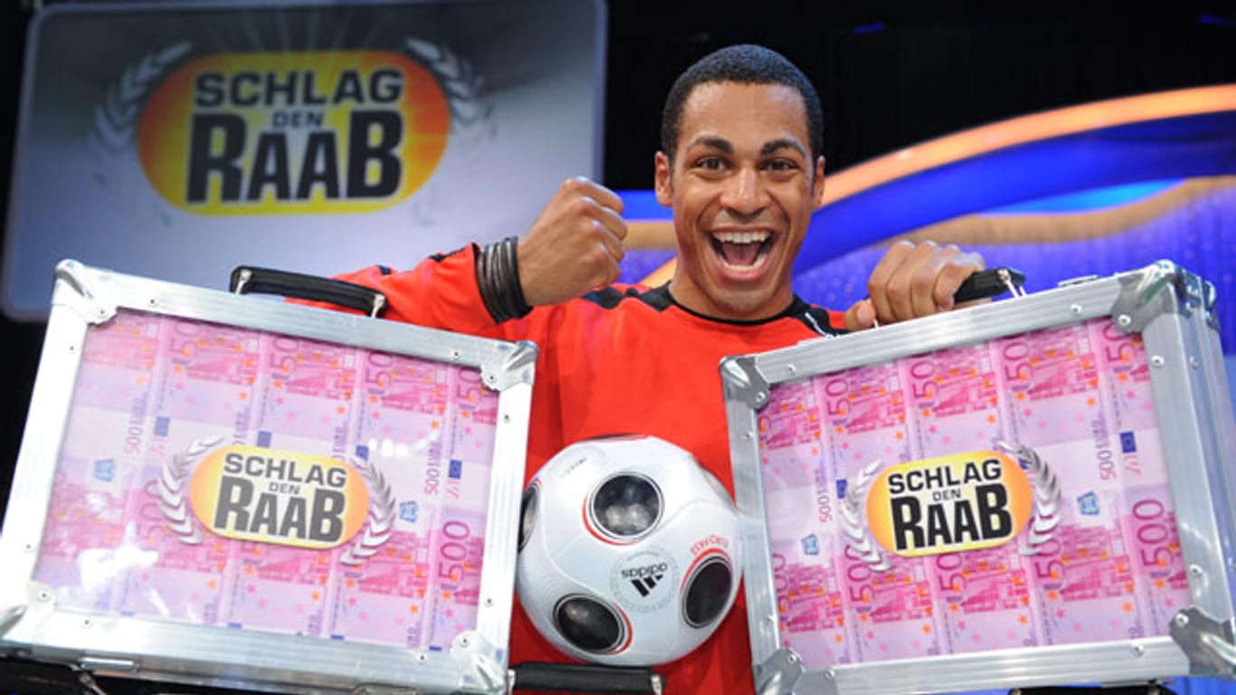 "Schlag den Raab"-Gewinner Olufemi Smith mit seinem Millionengewinn.