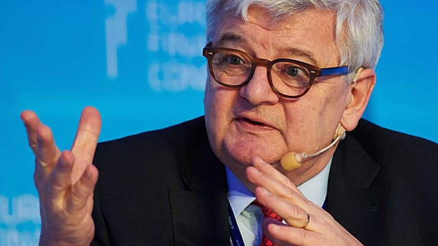 Der Kampf gegen die Terrororganisation Islamischer Staat (IS) hat in Deutschland eine Debatte über Waffenlieferungen ausgelöst. Der Kampf gegen die Terrororganisation Islamischer Staat (IS) hat in Deutschland eine Debatte über Waffenlieferungen ausgelöst.