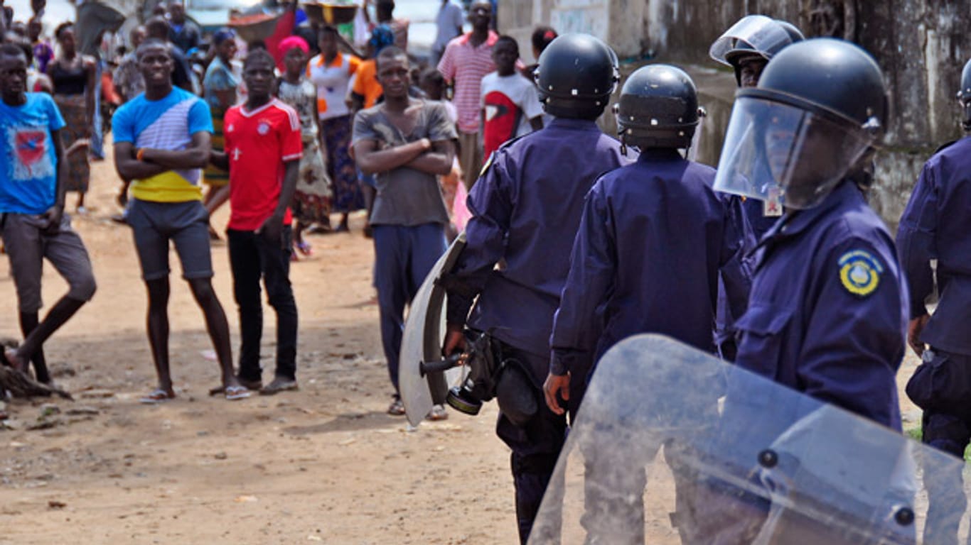 Der aufgebrachte Mob in Liberias Hauptstadt Monrovia versperrt den Weg zu einem Krankenhaus, in dem Menschen mit Ebola-Verdacht untergebracht sind - und flohen.
