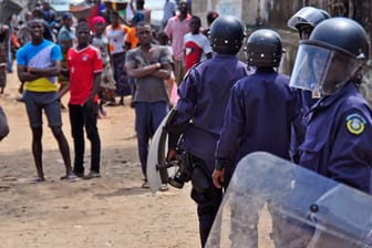 Der aufgebrachte Mob in Liberias Hauptstadt Monrovia versperrt den Weg zu einem Krankenhaus, in dem Menschen mit Ebola-Verdacht untergebracht sind - und flohen.
