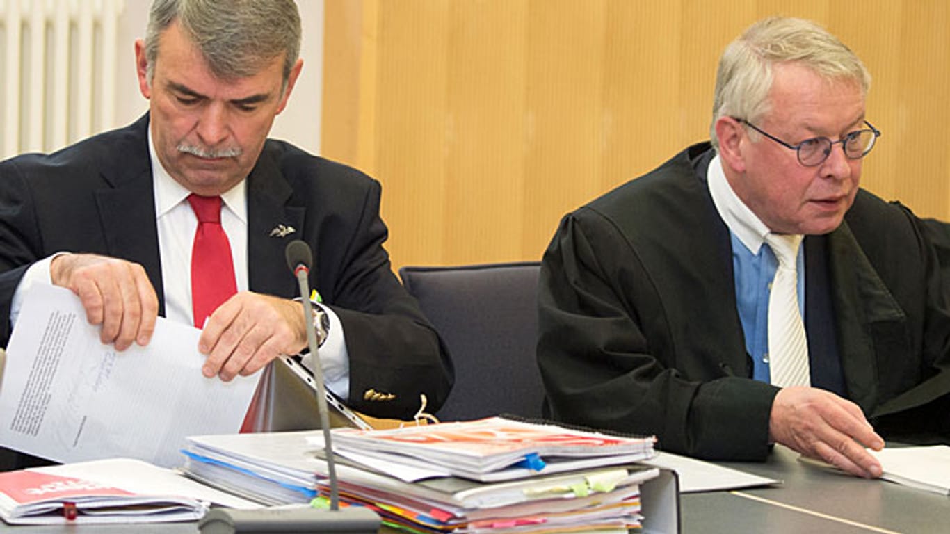 Nach dem Freispruch für Gustl Mollath durch das Landgericht Regensburg hat sein Anwalt Gerhard Strate den Auftritt des früheren Psychiatrie-Insassen vor Gericht kritisiert.