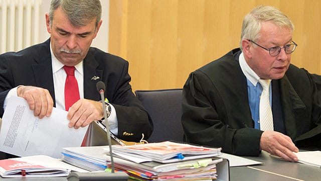 Nach dem Freispruch für Gustl Mollath durch das Landgericht Regensburg hat sein Anwalt Gerhard Strate den Auftritt des früheren Psychiatrie-Insassen vor Gericht kritisiert.