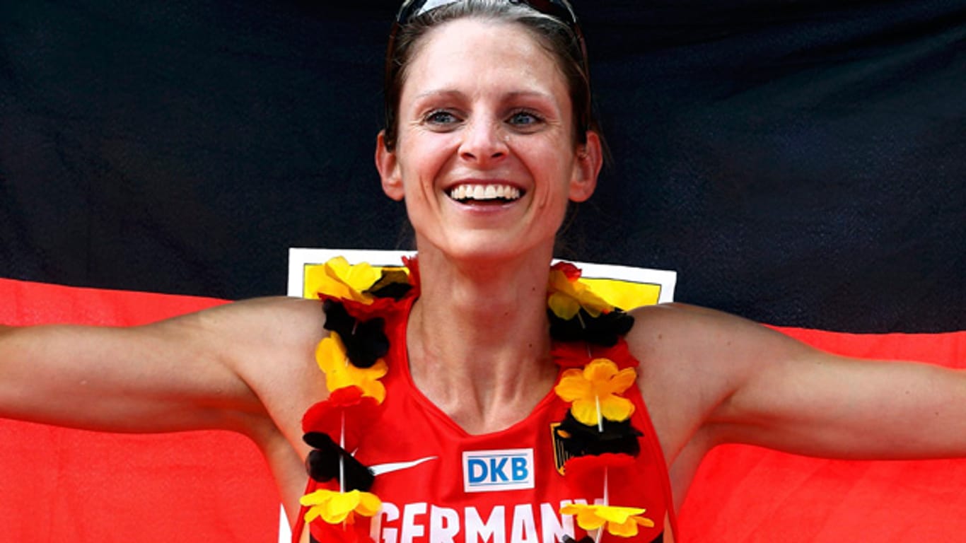 Antje Möldner-Schmidt jubelt nach ihrem Gewinn der Goldmedaille über 300 Meter Hindernis.