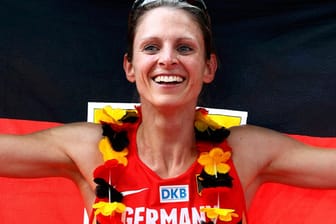 Antje Möldner-Schmidt jubelt nach ihrem Gewinn der Goldmedaille über 300 Meter Hindernis.