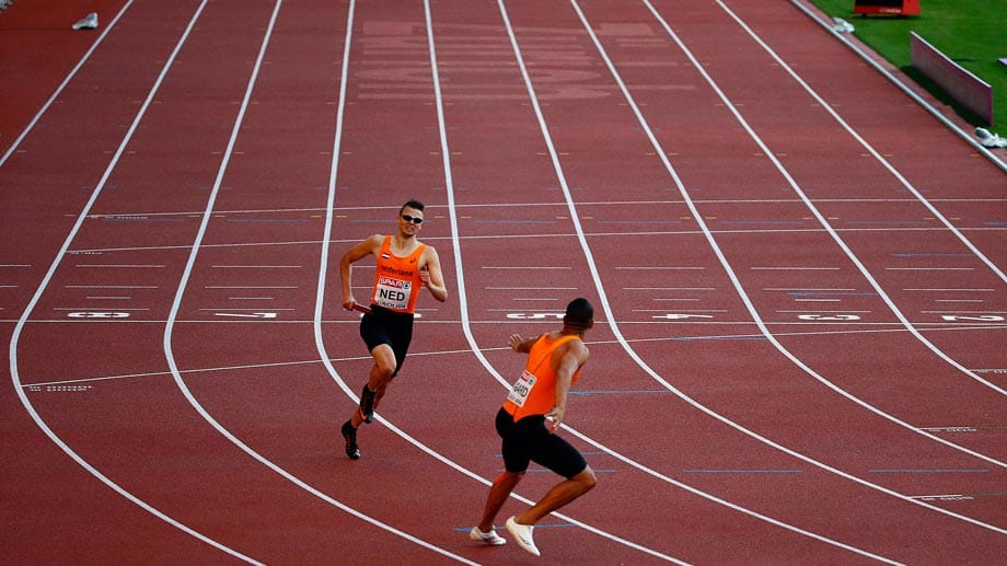 Kurioses Bild: Die holländische 4x400-Meter-Staffel läuft alleine im Stadion am Letzigrund.