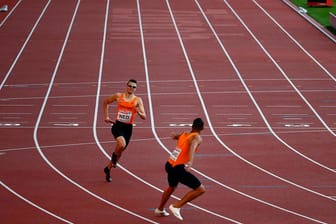 Kurioses Bild: Die holländische 4x400-Meter-Staffel läuft alleine im Stadion am Letzigrund.