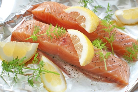 Würzen Sie Ihr Lachsfilet mit etwas Salz, Pfeffer, Zitronensaft und Dill