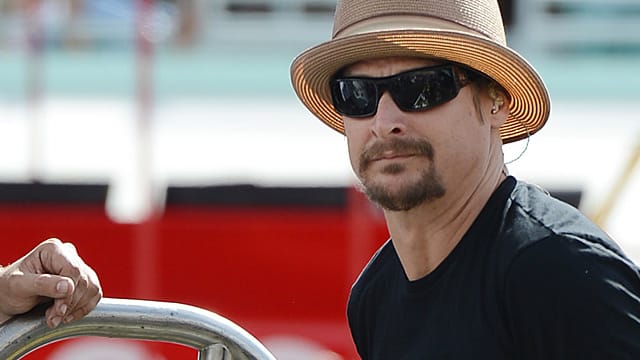 Der 43-jährige US-Musiker Kid Rock schwebt schon bald im Opa-Glück.
