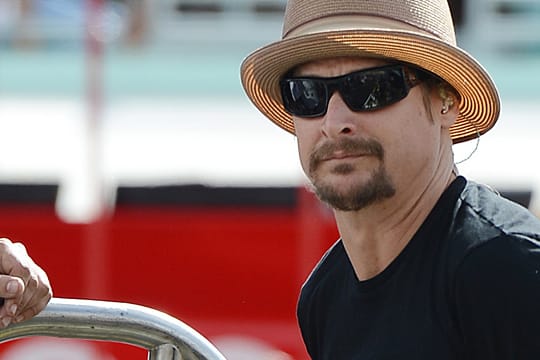 Der 43-jährige US-Musiker Kid Rock schwebt schon bald im Opa-Glück.