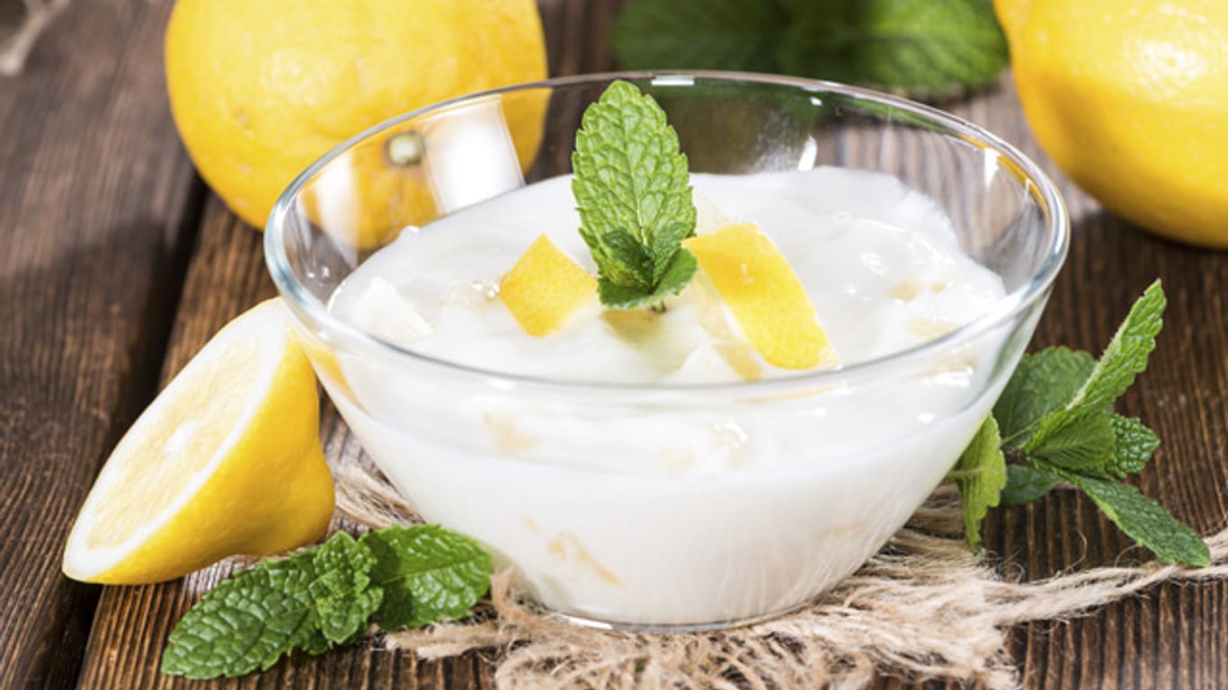 Garnieren Sie Ihre Zitronencreme mit Minze - fertig ist das Sommerdessert