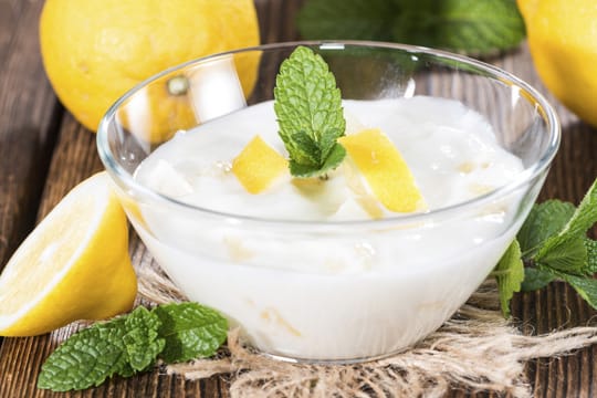 Garnieren Sie Ihre Zitronencreme mit Minze - fertig ist das Sommerdessert