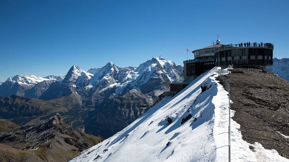 Nach dem Adrenalinkick können sich die wagemutigen im Bistro der Station stärken, vielleicht, um mit der Seilbahn noch eine weitere Station gen Himmel zu fahren und den Gipfel des Schilthorns auf 2970 Metern zu erreichen.
