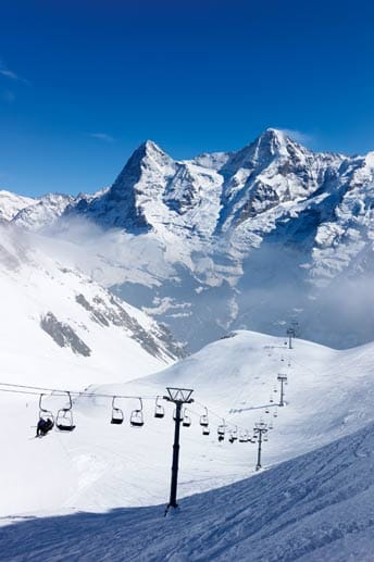 Im Winter lockt das Gebiet vor allem Skifahrer an, während es sich im Sommer auch als Wanderparadies eignet.