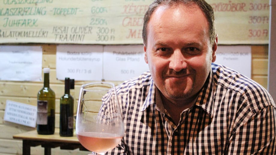 Leidenschaft für Wein: Der Winzer Krisztián Gyukli wohnt seit acht Jahren in Freiburg und ist extra für das Weinfest nach Balatonfüred gereist.