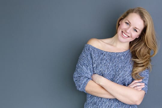 Obwohl er nicht eng anliegt, kann ein Oversize-Pullover den Körper ganz besonders schön zur Geltung bringen, indem die hochgekrempelten Ärmel die Unterarme zeigen oder der lockere Schnitt den Blick auf die Schulter lenkt