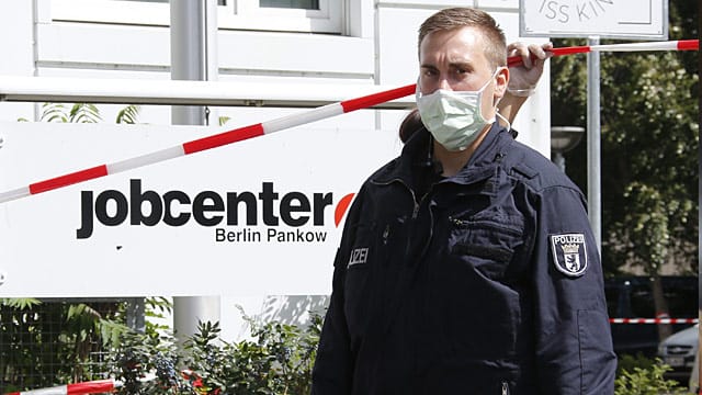 Abgesperrt: Wegen des Ebola-Alarms durften die Besucher des Jobcenters in Berlin-Pankow das Gebäude zunächst nicht verlassen Abgesperrt: Wegen des Ebola-Alarms durften die Besucher des Jobcenters in Berlin-Pankow das Gebäude zunächst nicht verlassen