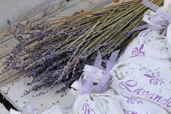 Lavendelsäckchen verbreiten den angenehmen und beruhigenden Lavendelduft.
