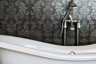 Das Badezimmer zu tapezieren ist heute wieder schick – allerdings nur mit einer speziellen Tapete für Feuchträume