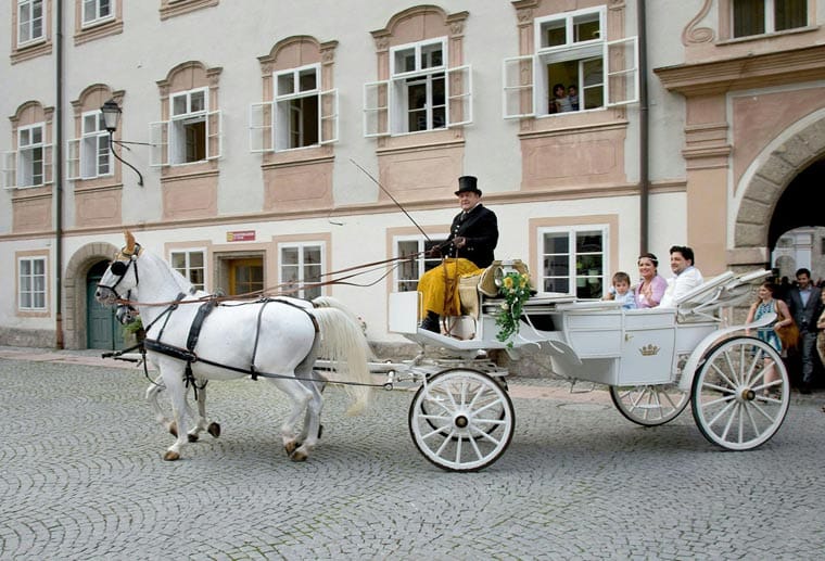 So romantisch. In einer weißen Kutsche, gezogen von zwe Schimmeln, ritt Anna Netrebko mit ihrem Sohn und ihrem Verlobten durch das schöne Salzburg.