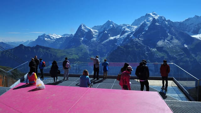 Unter den Füßen nichts als Glas - dann kommt lange nichts: Der "Skyline Walk" am Schilthorn.