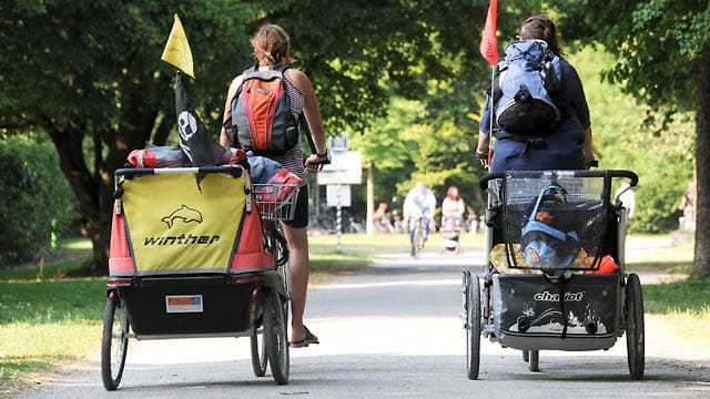 Wer Kinder im Fahrradanhänger mitnimmt, muss ein paar Regeln beachten - für Fahrer und Passagiere gilt zum Beispiel ein Mindestalter.