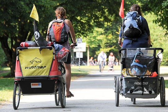 Wer Kinder im Fahrradanhänger mitnimmt, muss ein paar Regeln beachten - für Fahrer und Passagiere gilt zum Beispiel ein Mindestalter.