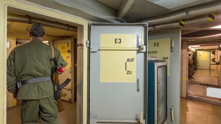 In diesem Fall ein Bunker mit dem Tarnnamen "Trachtenfest", den das Ministerium für Staatssicherheit in den 70er Jahren versteckt im Thüringer Wald bauen ließ. Getarnt als Immobilie der Wasserwirtschaft sollte er im Krisenfall der Suhler Stasi-Bezirksverwaltung Unterschlupf bieten, damit der Geheimdienst ungestört weiterarbeiten kann.