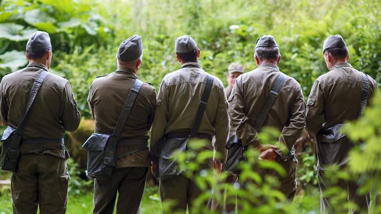 Heutzutage schlüpfen Besucher in NVA-Uniformen, lassen sich herumkommandieren und proben Gas-Alarm. Über das benachbarte Waldhotel werden für mehr als 100 Euro pro Person sogar Übernachtungen angeboten. "Reality-Erlebnis" nennt das Geschäftsführerin Kathleen Höhn.