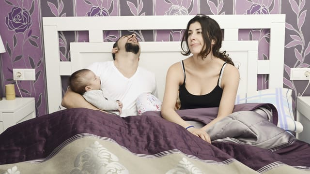 Wenn Sie Ihr Baby im gemeinsamen Bett schlafen lassen, ist das völlig normal – doch wenn Ihr Kind älter wird, sollten Sie es an das eigene Bett gewöhnen