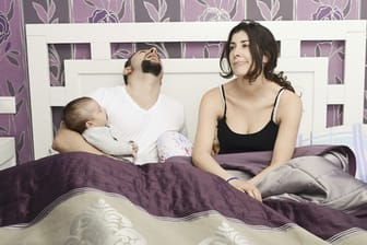 Wenn Sie Ihr Baby im gemeinsamen Bett schlafen lassen, ist das völlig normal – doch wenn Ihr Kind älter wird, sollten Sie es an das eigene Bett gewöhnen