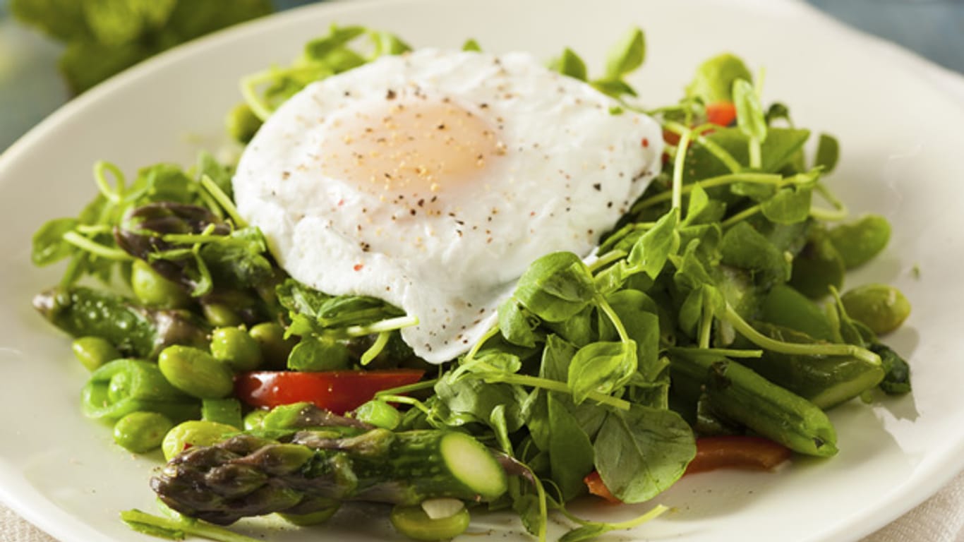 Pochierte Eier schmecken besonders gut zu einem knackigen Salat