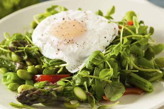 Pochierte Eier schmecken besonders gut zu einem knackigen Salat