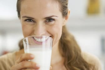 Wenn Sie Milch trinken, versorgen Sie Ihren Körper mit Magnesium, was den Stress vorbeugt.