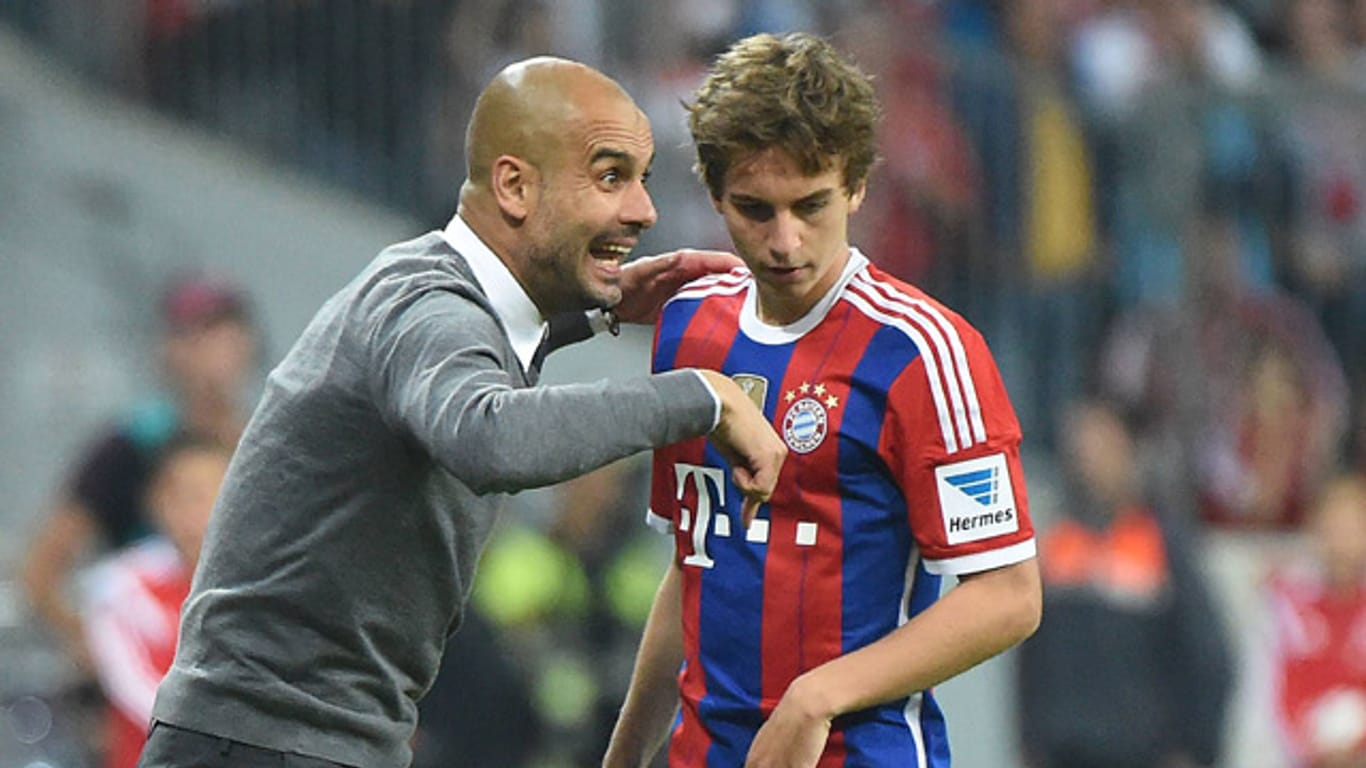 Gianluca Gaudino (re.) hört den Anweisungen von FCB-Coach Pep Guardiola aufmerksam zu.