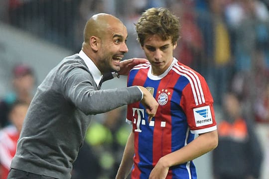 Gianluca Gaudino (re.) hört den Anweisungen von FCB-Coach Pep Guardiola aufmerksam zu.