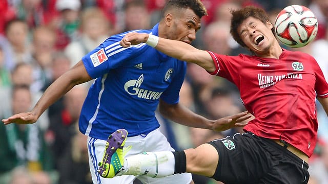 Hiroki Sakai (re.) von Hannover 96 und Schalkes Eric Maxim Choupo-Moting im Luftkampf