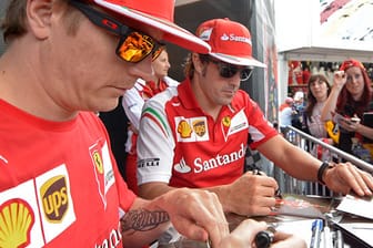 Kimi Räikkönen (li.) und Fernando Alonso bleiben der Scuderia Ferrari treu.