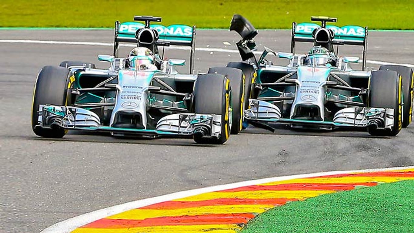 Die Szene des Rennens: Nico Rosberg (re.) fährt in Lewis Hamilton hinein.