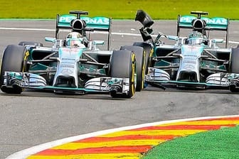 Die Szene des Rennens: Nico Rosberg (re.) fährt in Lewis Hamilton hinein.
