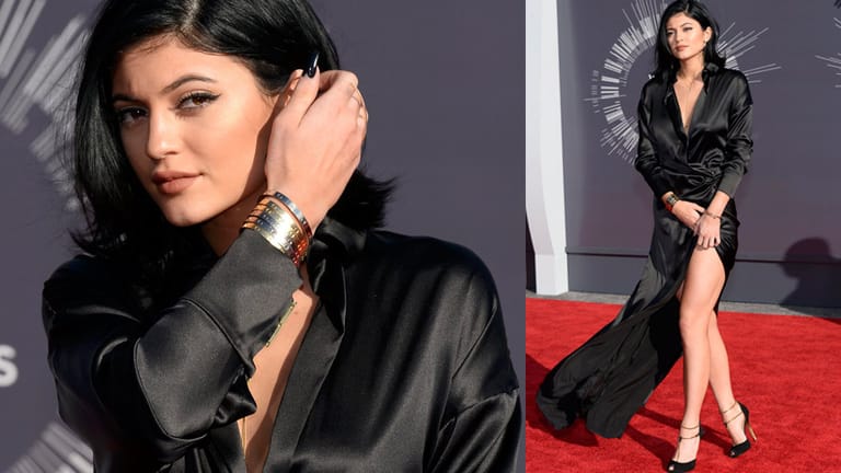 Die Tücken der Mode: Kim Kardashians Schwester Kylie Jenner hat Mühe, ihr im Wind flatterndes Kleid zu bändigen.