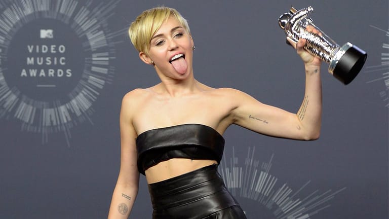 Miley Cyrus versuchte ihrem Namen als Skandalnudel wieder alle Ehre zu machen, indem sie im ledernen Outfit mit Bandeau-Top und heraushängender Zunge erschien. Im Vergleich zu einigen der anderen Damen wirkte sie aber so fast schon brav.