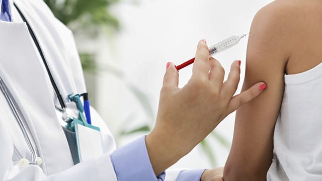 Die Impfexperten des Robert-Koch-Instituts raten Mädchen schon ab neun Jahren zur HPV-Impfung. Die Impfexperten des Robert-Koch-Instituts raten Mädchen schon ab neun Jahren zur HPV-Impfung.