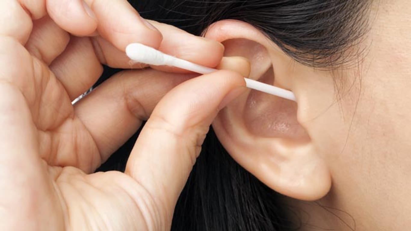 Finger weg von Ohrenstäbchen, sie erhöhen das Risiko eines Ohrenleidens.