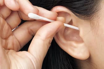 Finger weg von Ohrenstäbchen, sie erhöhen das Risiko eines Ohrenleidens.