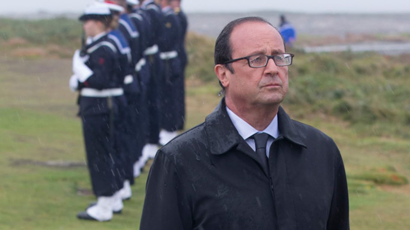 Frankreichs Präsident Hollande musste eine Rede im strömenden Regen halten.