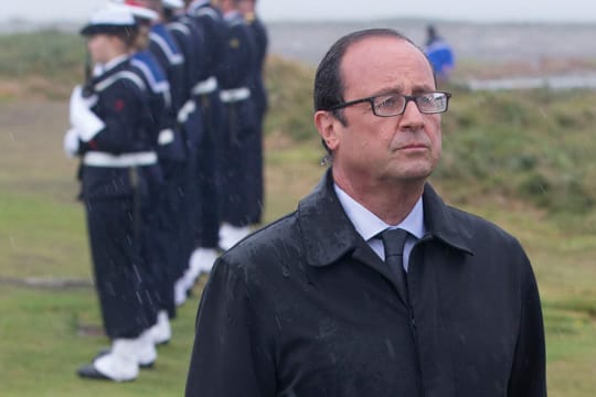 Frankreichs Präsident Hollande musste eine Rede im strömenden Regen halten.