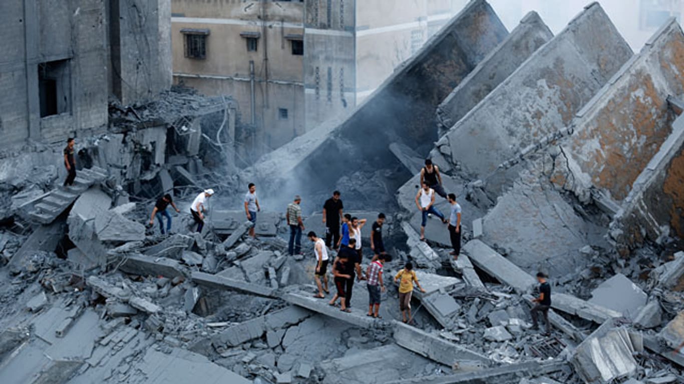 Das Al-Basha-Hochhaus liegt nach einem Luftangriff israelischer Streitkräfte in Trümmern.
