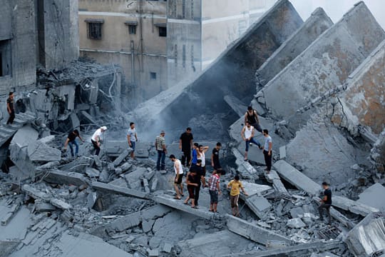 Das Al-Basha-Hochhaus liegt nach einem Luftangriff israelischer Streitkräfte in Trümmern.