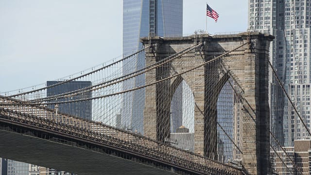 Nicht zum Erklimmen gedacht: Ein russischer Tourist ist nach dem Aufstieg auf die Brooklyn Bridge verhaftet worden. Nicht zum Erklimmen gedacht: Ein russischer Tourist ist nach dem Aufstieg auf die Brooklyn Bridge verhaftet worden.