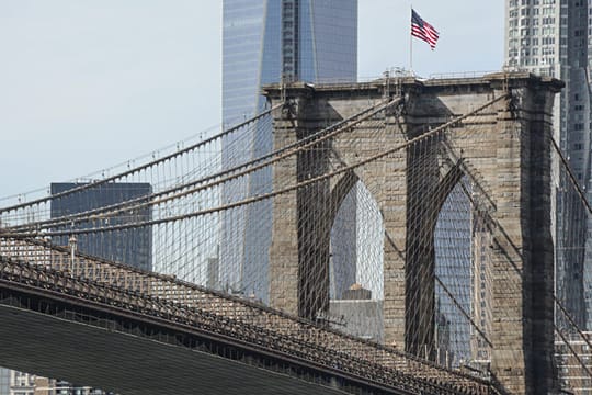 Nicht zum Erklimmen gedacht: Ein russischer Tourist ist nach dem Aufstieg auf die Brooklyn Bridge verhaftet worden.